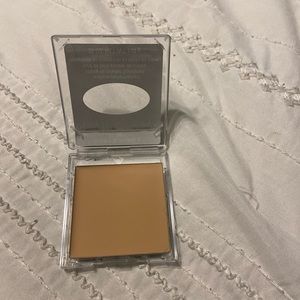Cream- to powder foundation